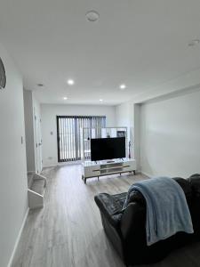 Televisyen dan/atau pusat hiburan di 3BR Auckland Holiday Home near Outlet shops and Costco