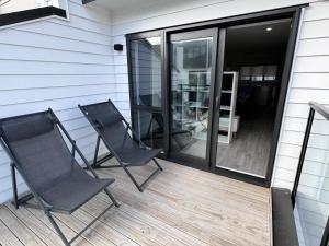 Kawasan patio atau luaran di 3BR Auckland Holiday Home near Outlet shops and Costco
