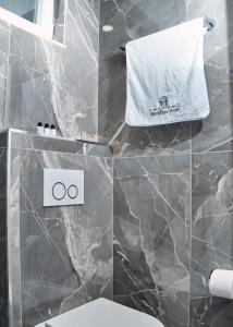 Koupelna v ubytování Montflux Hotel