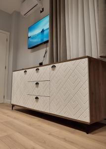 TV a/nebo společenská místnost v ubytování Montflux Hotel
