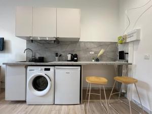 una cucina con lavatrice e 2 sgabelli di Studio Sydney - Jean Médecin - LA RIVIERA LCD a Nizza