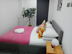 Postel nebo postele na pokoji v ubytování City Centre Apartments, Free Parking - Quality City