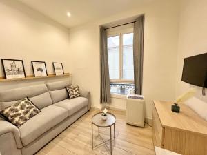 un soggiorno con un divano e una finestra di Studio Sydney - Jean Médecin - LA RIVIERA LCD a Nizza