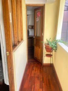 een hal met een deur en een potplant bij Casa Manzanapata in Cuzco