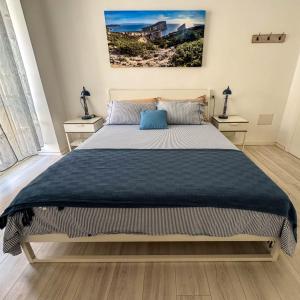 Un dormitorio con una cama grande con dos mesitas de noche. en Alegria Alghero, en Alghero 7 fotos más