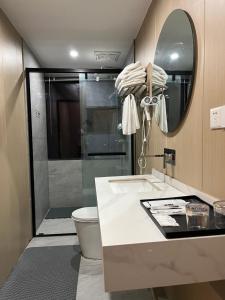 Bilik mandi di Jinyang Xinyi Hotel - Tianfu International Airport