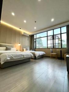 Postel nebo postele na pokoji v ubytování Jinyang Xinyi Hotel - Tianfu International Airport