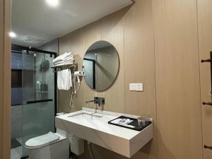 Bilik mandi di Jinyang Xinyi Hotel - Tianfu International Airport
