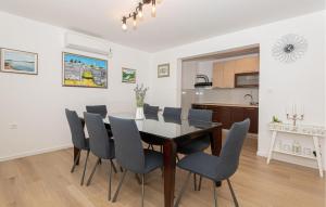 una cucina e una sala da pranzo con tavolo e sedie di 4 Bedroom Awesome Home In Sibenik a Piramatovci
