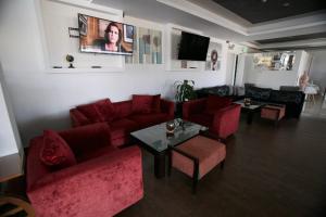 TV a/nebo společenská místnost v ubytování Neptune Hotel Apartments Paphos