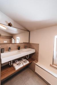 Ένα μπάνιο στο Fontane Apartments +32 φωτογραφίες