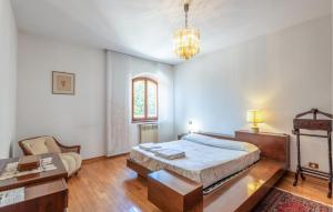 Un dormitorio con una cama, una mesa y una silla. en Amazing Home In Monteroni D'arbia, en Monteroni dʼArbia