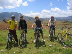 een groep mannen die op fietsen in een veld staan bij Casa Manzanapata in Cuzco