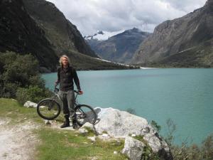 een persoon die een fiets vasthoudt op een rots naast een meer bij Casa Manzanapata in Cuzco +9 foto's