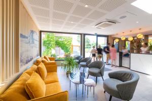 Гостиная зона в Hôtel L'Escale - Piscine & SPA