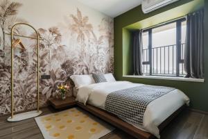 Posteľ alebo postele v izbe v ubytovaní Livetour Hotel Gulao Water Town OCT Jiangmen