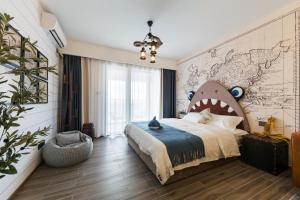 Posteľ alebo postele v izbe v ubytovaní Livetour Hotel Gulao Water Town OCT Jiangmen