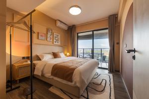 Posteľ alebo postele v izbe v ubytovaní Livetour Hotel Gulao Water Town OCT Jiangmen