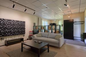 Χώρος καθιστικού στο Huoneisto elokuvateatterilla Studio apartment with the movie theater