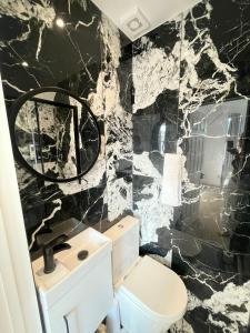 a bathroom with a black and white marble wall at Modern Double Bedroom with Marble private bathroom in Edgware +17 photos