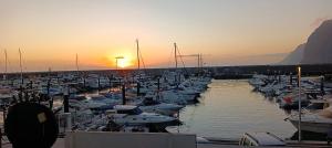 アカンティラド・デ・ロス・ヒガンテスにあるEl Puertitoの夕日のマリーナに停泊する船団 +35枚の写真