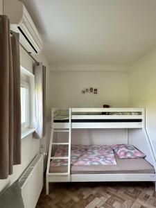 Postel nebo postele na pokoji v ubytování Apartman Ferenac