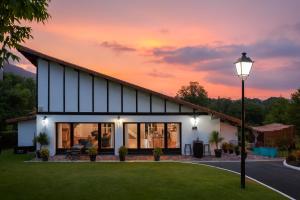 a house with a sunset in the background at Villa Higer in Hondarribia