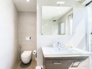 Ein Badezimmer in der Unterkunft Mercury Tower Superb 1BR with Rooftop Pool by ArcoBnb