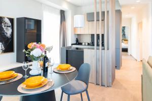 Küche/Küchenzeile in der Unterkunft Mercury Tower Superb 1BR with Rooftop Pool by ArcoBnb