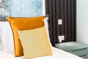 Ein Bett oder Betten in einem Zimmer der Unterkunft Mercury Tower Superb 1BR with Rooftop Pool by ArcoBnb