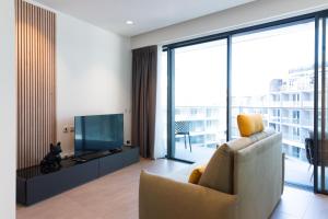 ein Wohnzimmer mit Couch und Fernseher in der Unterkunft Mercury Tower Superb 1BR with Rooftop Pool by ArcoBnb in St Julian's