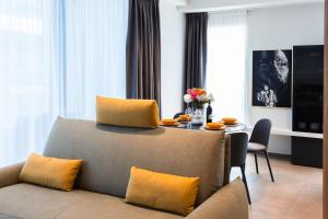 Ein Sitzbereich in der Unterkunft Mercury Tower Superb 1BR with Rooftop Pool by ArcoBnb