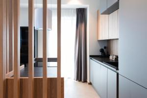 Küche/Küchenzeile in der Unterkunft Mercury Tower Superb 1BR with Rooftop Pool by ArcoBnb