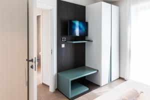 TV/Unterhaltungsangebot in der Unterkunft Mercury Tower Superb 1BR with Rooftop Pool by ArcoBnb