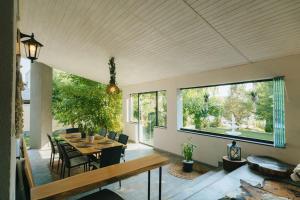 Χώρος καθιστικού στο Therme - Corbeanca by The Lake Luxury Villa