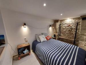 Postel nebo postele na pokoji v ubytování La Porte Saint Mi-Sel, Gîte au coeur de la cité médiévale