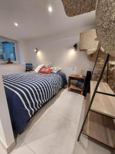 Postel nebo postele na pokoji v ubytování La Porte Saint Mi-Sel, Gîte au coeur de la cité médiévale