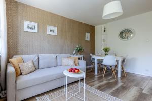 a living room with a couch and a table at Krofey Jelitkowo Gdańsk in Gdańsk