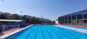 Piscina de la sau aproape de Apartment OLYMPIC