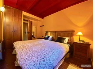 A bed or beds in a room at Apartamentos dúplex en Casa Rural Fundanal en Hoz de Jaca