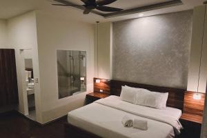 una camera da letto con un letto e un ventilatore a soffitto di Hong Nhan Hotel a Da Lat