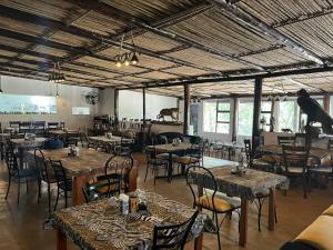 ネルスプロイトにあるVilla Jullienne - A Home Away From Home - Unit 5の部屋にテーブルと椅子があるレストラン