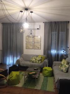 A seating area at Il Trifoglio: sobrio ed accogliente trilocale