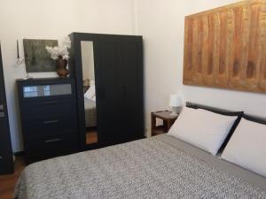 A bed or beds in a room at Il Trifoglio: sobrio ed accogliente trilocale