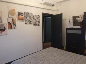 A bed or beds in a room at Il Trifoglio: sobrio ed accogliente trilocale