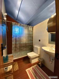 A bathroom at Apartamentos dúplex en Casa Rural Fundanal en Hoz de Jaca