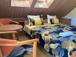 a room with two beds and a table and a table at L&B Spa in Karpacz