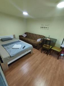 Postel nebo postele na pokoji v ubytování Heli budget condo