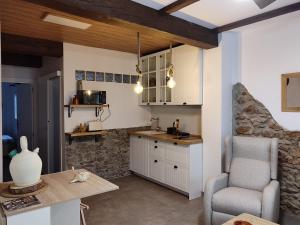 eine Küche mit Theke, Tisch und Stühlen in der Unterkunft Ca Salamandra in Albalat de Taronchers
