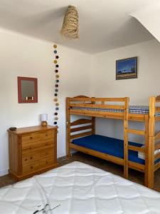 Postel nebo postele na pokoji v ubytování Charmante Maison centre Bourg de crac'h Golf du morbihan + 9 fotografií